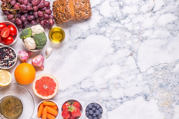 Alimentos que podem diminuir o risco de câncer, vista de cima.