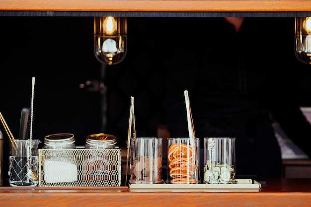 Foto alimentos en recipientes sobre una mesa de madera