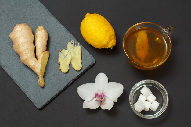 Foto alimentos remedio para la salud para el alivio del resfriado y la gripe en un fondo negro