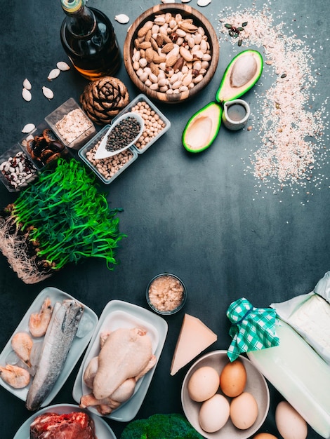 Foto alimentos ricos em proteínas carne peixe aves nozes produtos lácteos ovos micro-verdes feijão abacate óleo sementes de aveia produtos bobo para cabelos saudáveis tonalizado