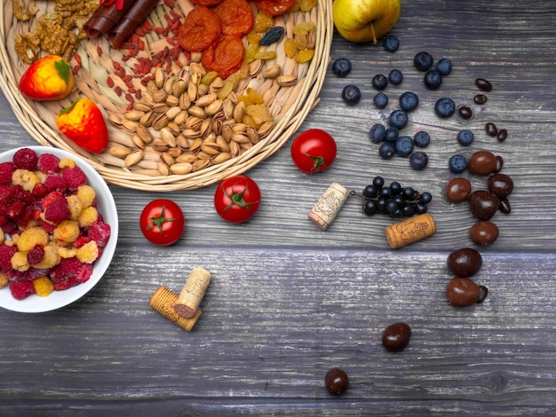 Alimentos ricos em resveratrol em antioxidantes de superfície de madeira