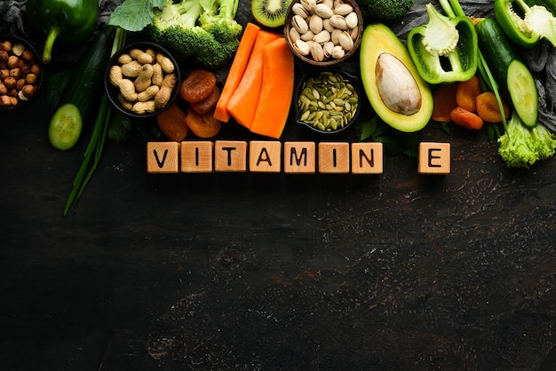 Alimentos ricos em vitamina E abóbora brócolis damascos secos salsa abacate e legumes A inscrição Vitamina E Vista superior