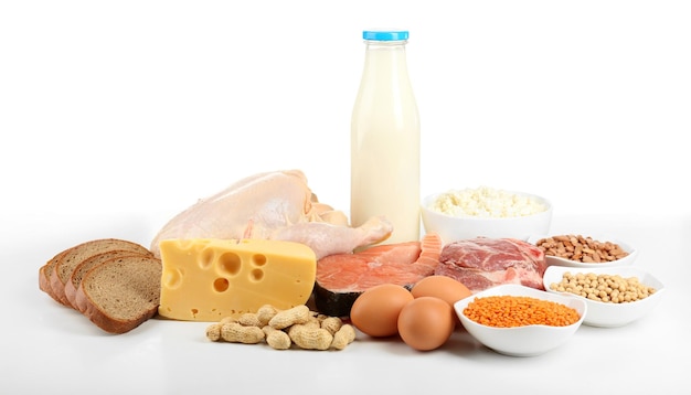 Alimentos ricos en proteínas aislados en blanco