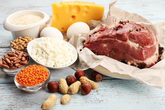 Alimentos ricos en proteínas en primer plano de la mesa