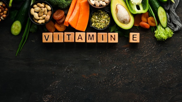 Alimentos ricos en vitamina E calabaza brócoli albaricoques secos perejil aguacate y verduras La inscripción Vitamina E Vista superior