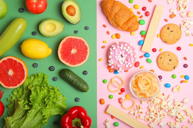 Foto alimentos saludables y alimentos no saludables en una vista superior de primer plano de fondo de color