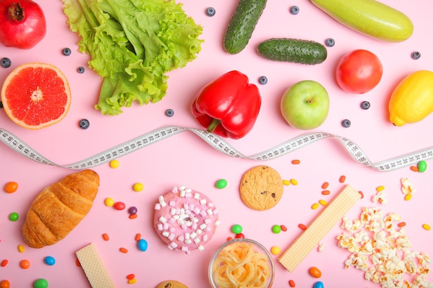 Alimentos saludables y alimentos no saludables en una vista superior de primer plano de fondo de color