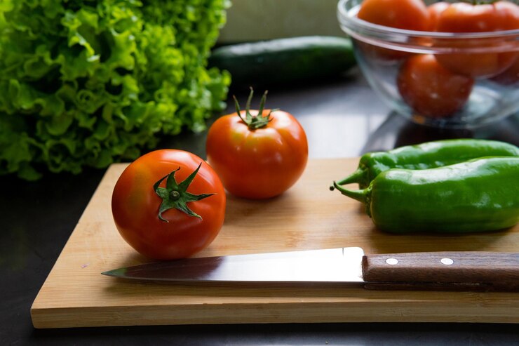 Alimentos saludables Alimentos vegetarianos Tomates frescos y orgánicos Lechuga pimientos pepinos en un delicioso
