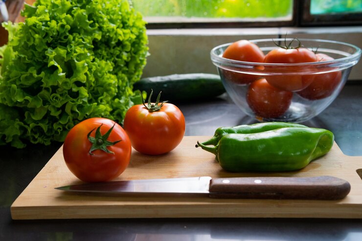 Alimentos saludables Alimentos vegetarianos Tomates frescos y orgánicos Lechuga pimientos pepinos en un delicioso