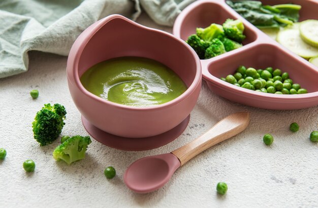 Alimentos saludables para bebés en el cuenco