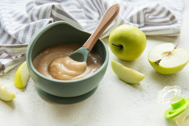 Alimentos saludables para bebés en el cuenco