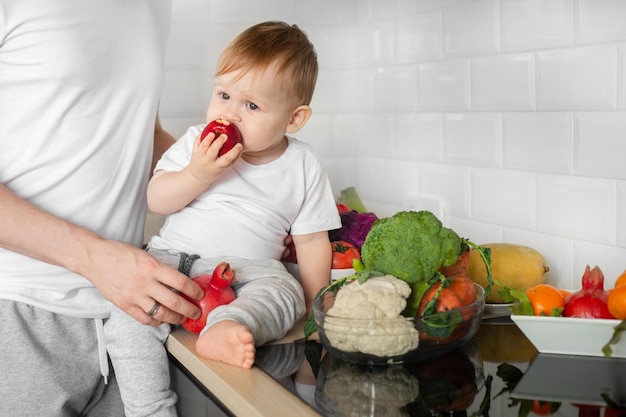 Alimentos saludables para bebés. niño comiendo una manzana