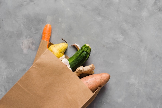 Foto alimentos saludables y bolsa de papel