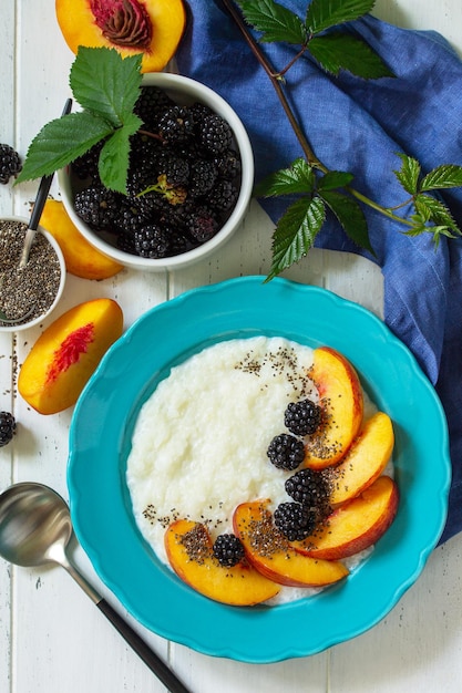 Alimentos saludables para el concepto de comida de dieta de desayuno Gachas de arroz con melocotón de chía Vista superior