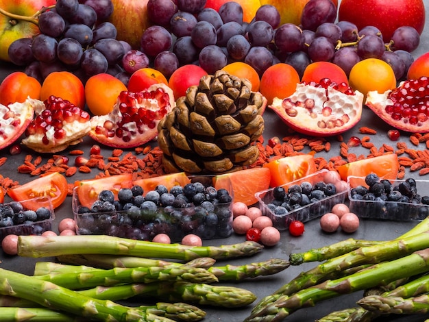 Alimentos saludables para el concepto de fitness frutas espárragos nueces antocianinas antioxidantes minerales y vitaminas alimentos