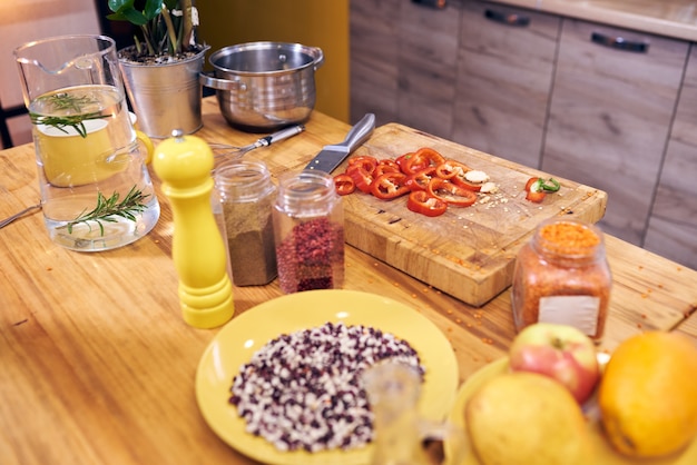 Foto los alimentos saludables están sobre la mesa de la cocina. de cerca