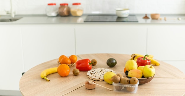 los alimentos saludables están sobre la mesa en la cocina.