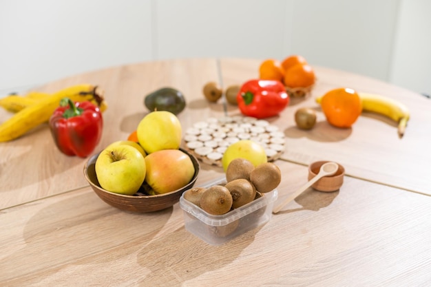 los alimentos saludables están sobre la mesa en la cocina.