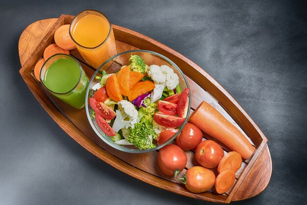 Los alimentos saludables están sobre la mesa, ensalada de vegetales frescos en un arco de vidrio