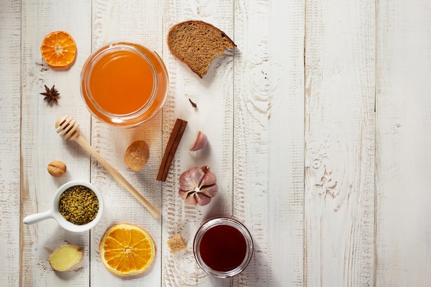 Alimentos saludables en el fondo de la mesa de madera