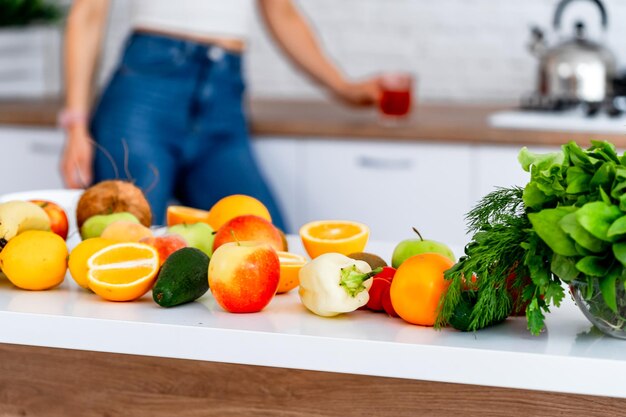 Foto alimentos saludables frutas vegetales bayas vegetales de hoja en una mesa en un fondo de cocina concepto de alimentos orgánicos cocina moderna