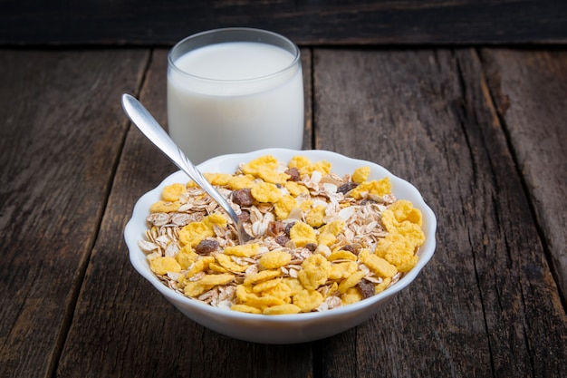 Foto alimentos saludables. la leche y la dieta muesli nutricional.