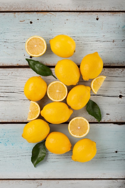 Alimentos saludables Limones fuente de vitamina C, muchos limones en una madera azul