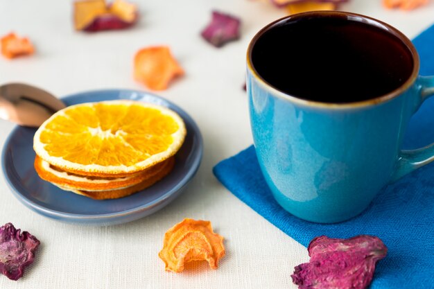 Alimentos saludables nutrición orgánica. Rebanadas y secas de manzana, naranja, zanahoria y remolacha y una taza de té