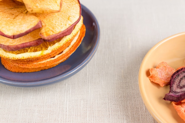 Foto alimentos saludables nutrición orgánica. rebanadas y secas de manzana, naranja, zanahoria y remolacha