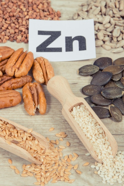 Alimentos saludables y nutritivos que contienen fibra dietética de zinc natural y otras vitaminas o minerales