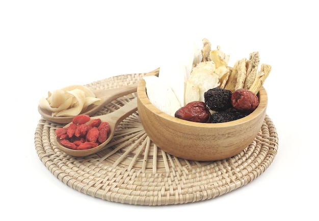 Alimentos saludables nutritivos tradicionales chinos Medicina herbaria china ginseng gojiberry aislado sobre fondo blanco