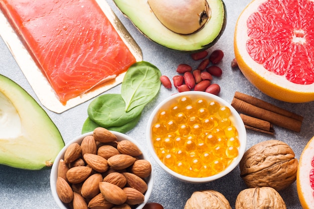 Alimentos saludables, productos antioxidantes: pescado y aguacate.