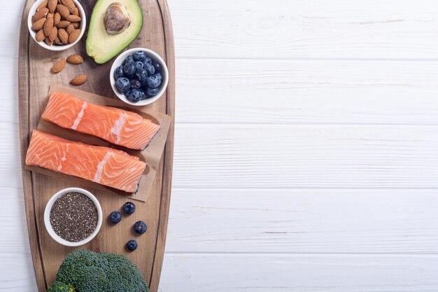 Alimentos saludables con salmón, bayas, verduras y nueces