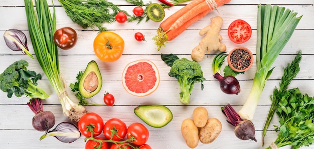 Alimentos saludables Verduras y frutas Sobre un fondo blanco de madera Vista superior Espacio de copia