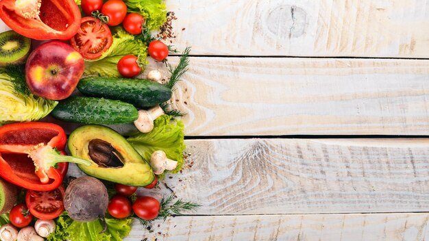 Alimentos saludables Verduras y frutas Sobre un fondo blanco de madera Vista superior Espacio de copia