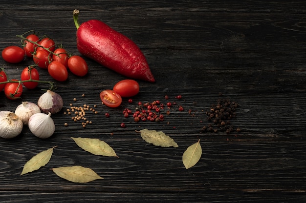 Alimentos saludables, verduras sobre un fondo de madera oscura con espacio de copia.