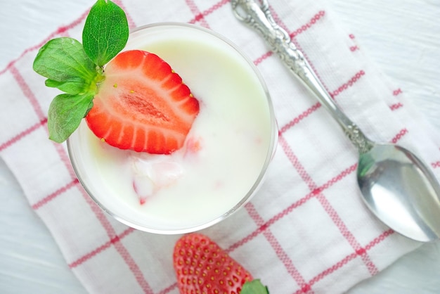 Alimentos saludables de yogur. Yogur de fresa con bayas. Vista superior, producto de alta resolución