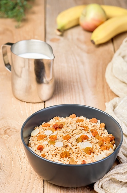 Alimentos sanos y limpios, dieta y nutrición física. Nutrición equilibrada, concepto de desayuno saludable. Ingredientes caseros de muesli y granola en la mesa. Primer plano, enfoque selectivo