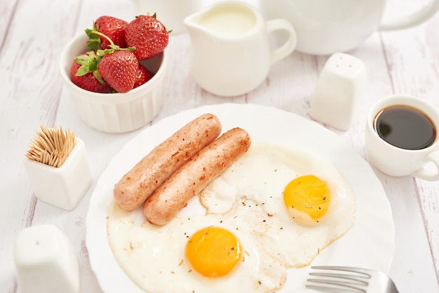 Alimentos saudáveis. Café da manhã continental em quarto ou cama de hotel. Ovos fritos com salsichas. Xícara de café. Modelo de menu Culinária. Cozinhando. Café da manhã francês ou rural romântico no dia dos namorados.