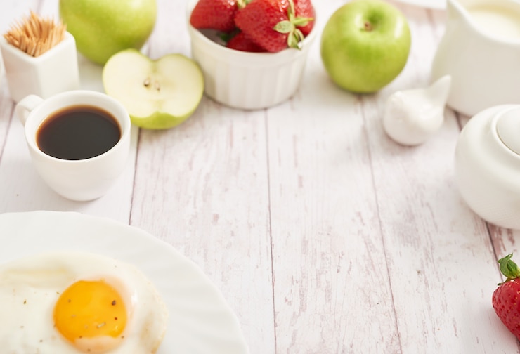 Foto alimentos saudáveis. café da manhã continental em quarto ou cama de hotel. ovos fritos com salsichas. xícara de café. modelo de menu culinária. cozinhando. café da manhã francês ou rural romântico no dia dos namorados.