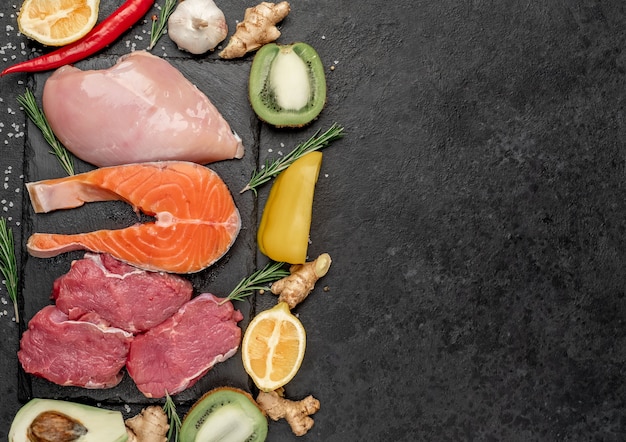 Foto alimentos saudáveis - carne crua, salmão, filé de frango, frutas e vegetais.