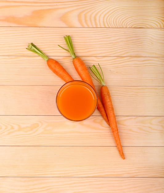 Alimentos saudáveis - cenoura e suco de cenoura