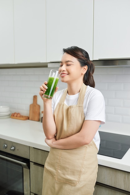 Alimentos Saudáveis E Comer. Mulher jovem feliz bebendo Smoothie vegetal verde Detox.