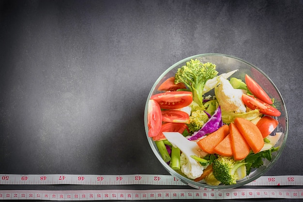 Alimentos saudáveis estão sobre a mesa, salada de legumes frescos em um laço de vidro