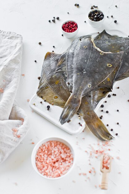 Foto alimentos saudáveis na dieta - solha, ingredientes para cozinhar.