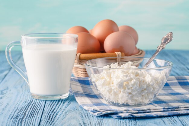 Alimentos saudáveis orgânicos, queijo cottage na mesa