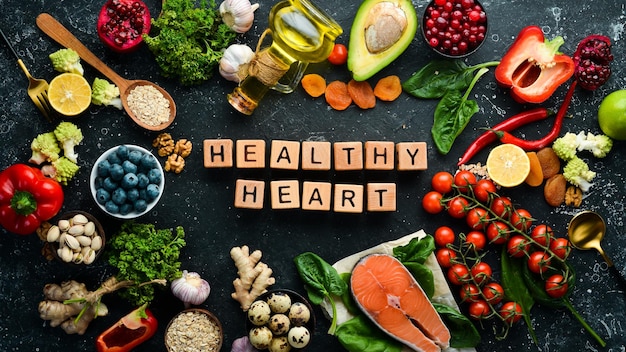 Alimentos saudáveis para a saúde do coração legumes frutas nozes e outros alimentos dietéticos Vista superior Espaço de cópia grátis