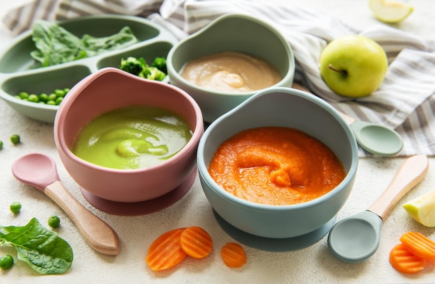 Foto alimentos saudáveis para bebés em tigelas