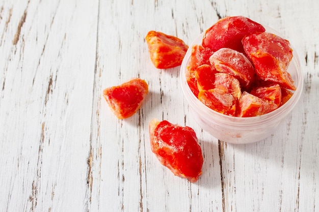 Alimentos saudáveis são alimentos congelados para o inverno Recipientes com tomates congelados