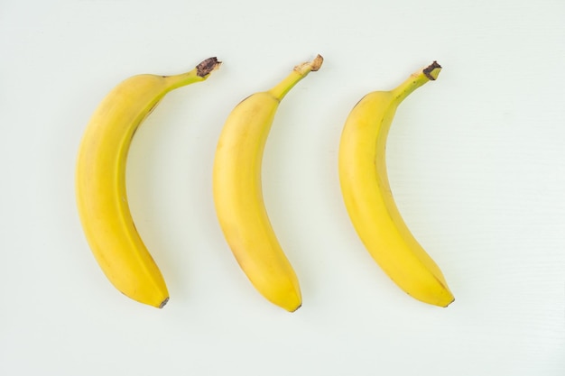 Foto alimentos saudáveis três banana vista de cima em fundo branco